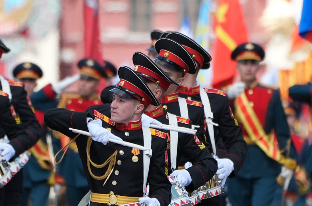 2025年5月9日，在俄罗斯首都莫斯科，军乐队参加纪念苏联伟大卫国战争胜利80周年阅兵式。新华社记者 赖向东 摄