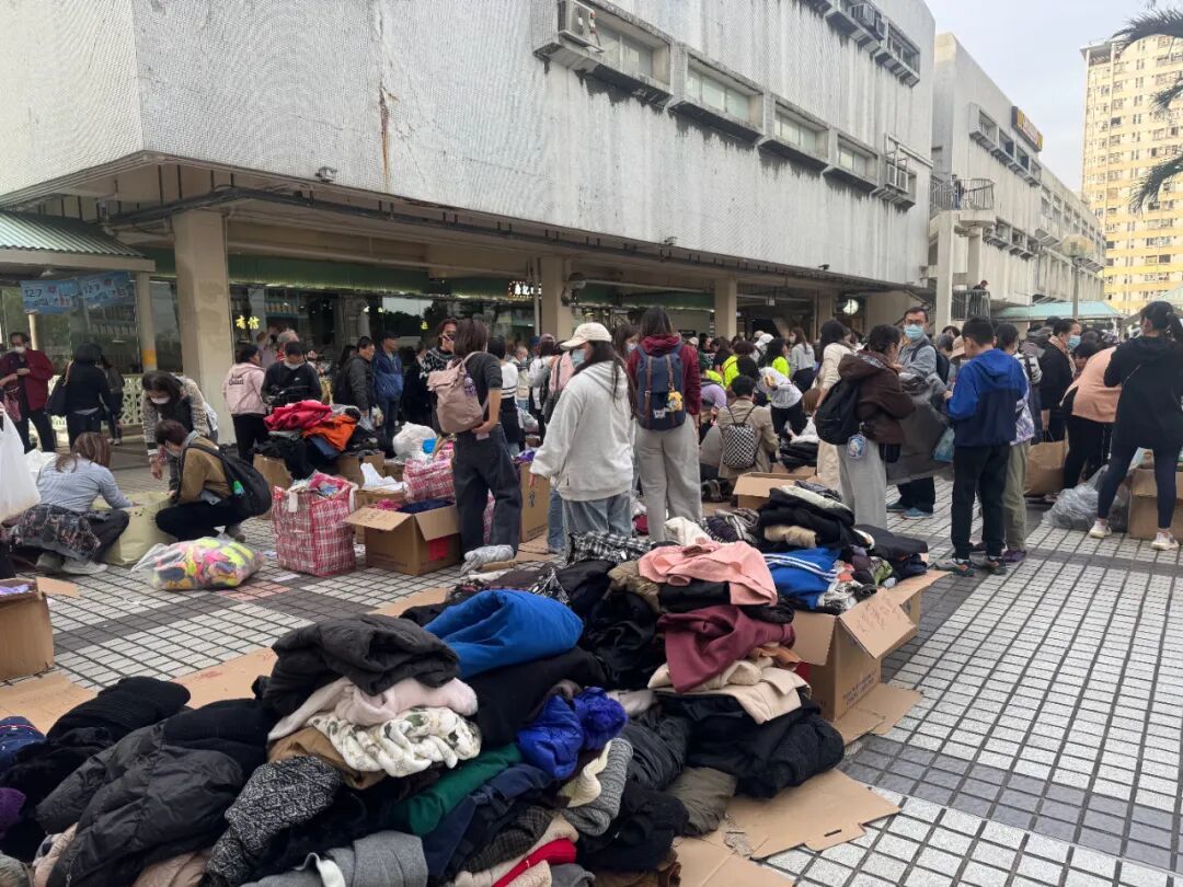 广福商场外的广场成了救助物资集散地