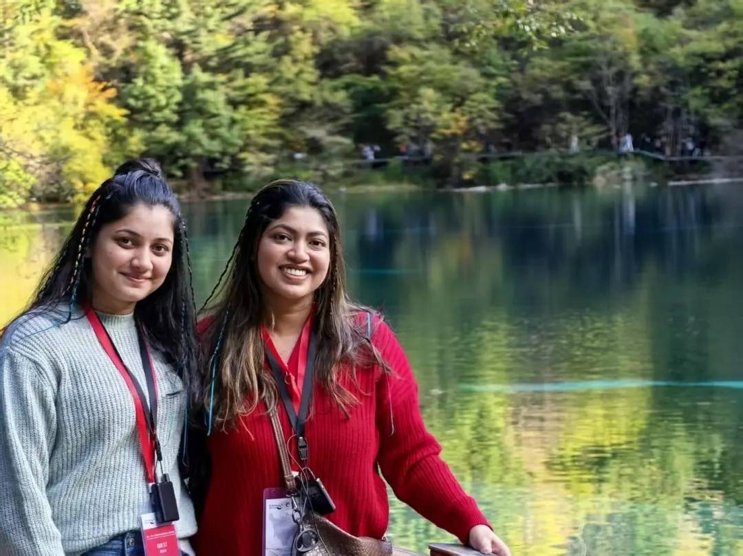 入境游客游九寨沟（九寨沟景区供图）