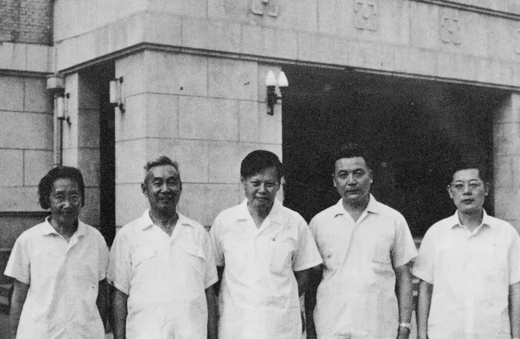 1972年杨振宁与王承书(左一)、张文裕(左二)、邓稼先(右二)、周光召(右一)于北京 图源:“清华大学”微信公众号