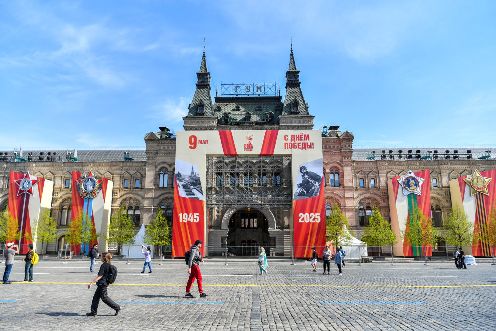 4月21日，行人走过俄罗斯莫斯科红场。新华社记者 曹阳 摄