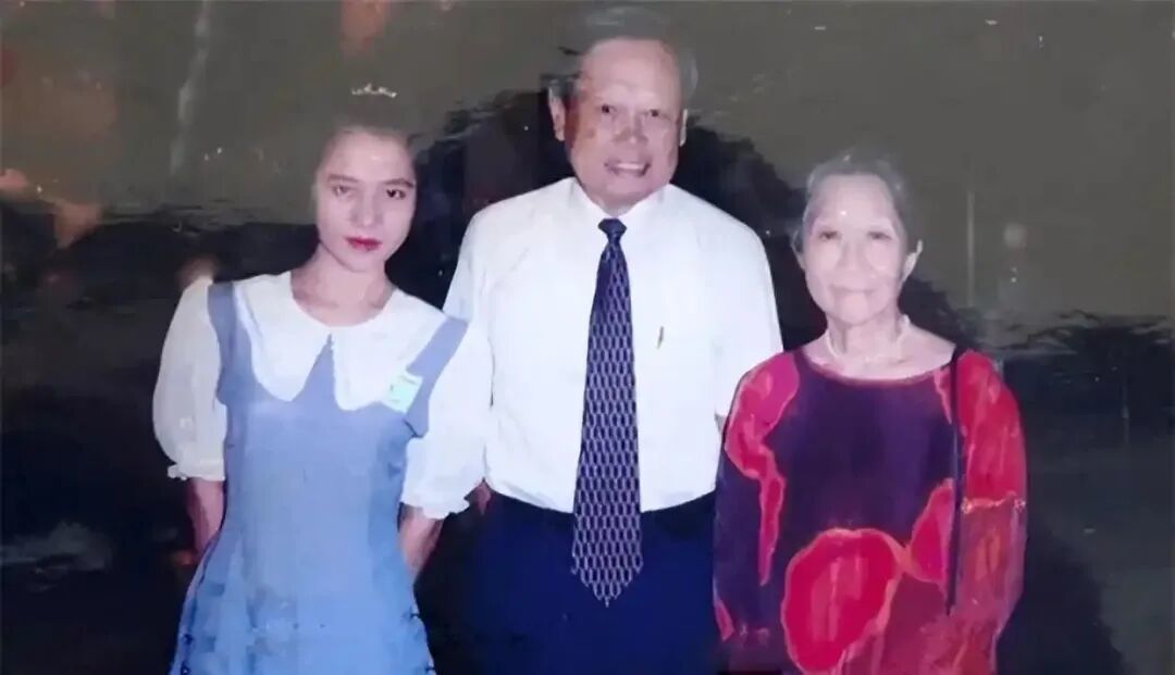 由左到右:翁帆、杨振宁、杜致礼