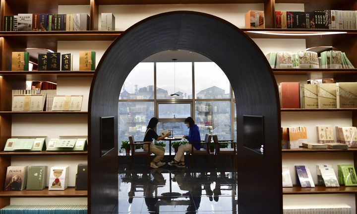 2022年4月21日，读者在敦煌书局阅读区看书。新华社记者 陈斌 摄