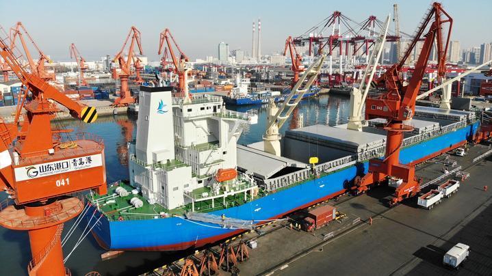 2024年12月16日，山东港口青岛港“东南非直达快航”正式开通。该航线自青岛始发，点对点直航东南非，实行周班运营。新华社记者 李紫恒 摄