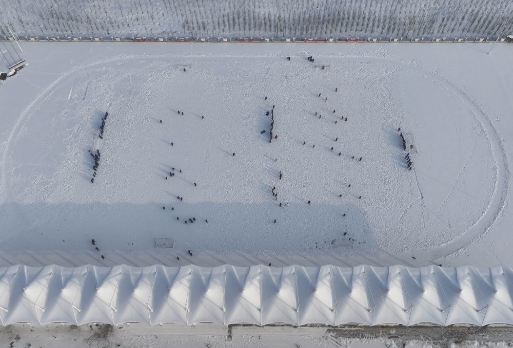 在新疆生产建设兵团第七师胡杨河市第一中学，学生在操场上参加雪地足球赛。新华社记者 胡虎虎 摄