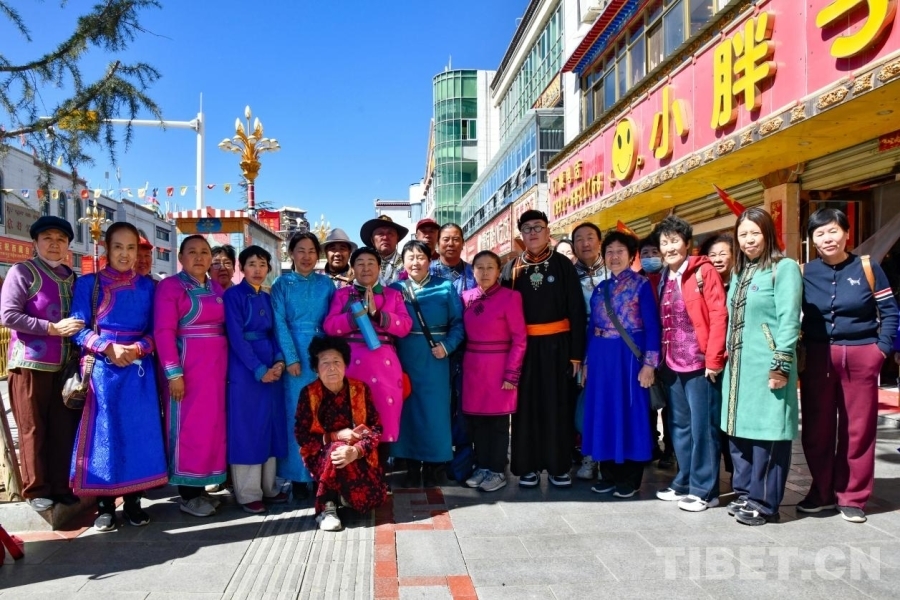 图为从内蒙古自治区赴藏旅游的“银发旅行团” 摄影：赵振宇