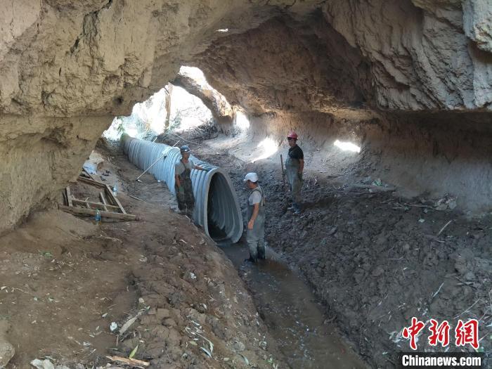工人们修复坎儿井明渠。受访者供图