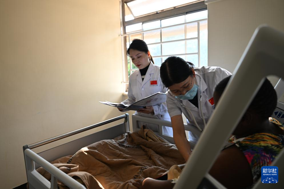 6月10日，在位于津巴布韦首都哈拉雷的帕里雷尼亚图瓦医院，第22批中国援津医疗队队员为病人检查身体。新华社记者 许正 摄