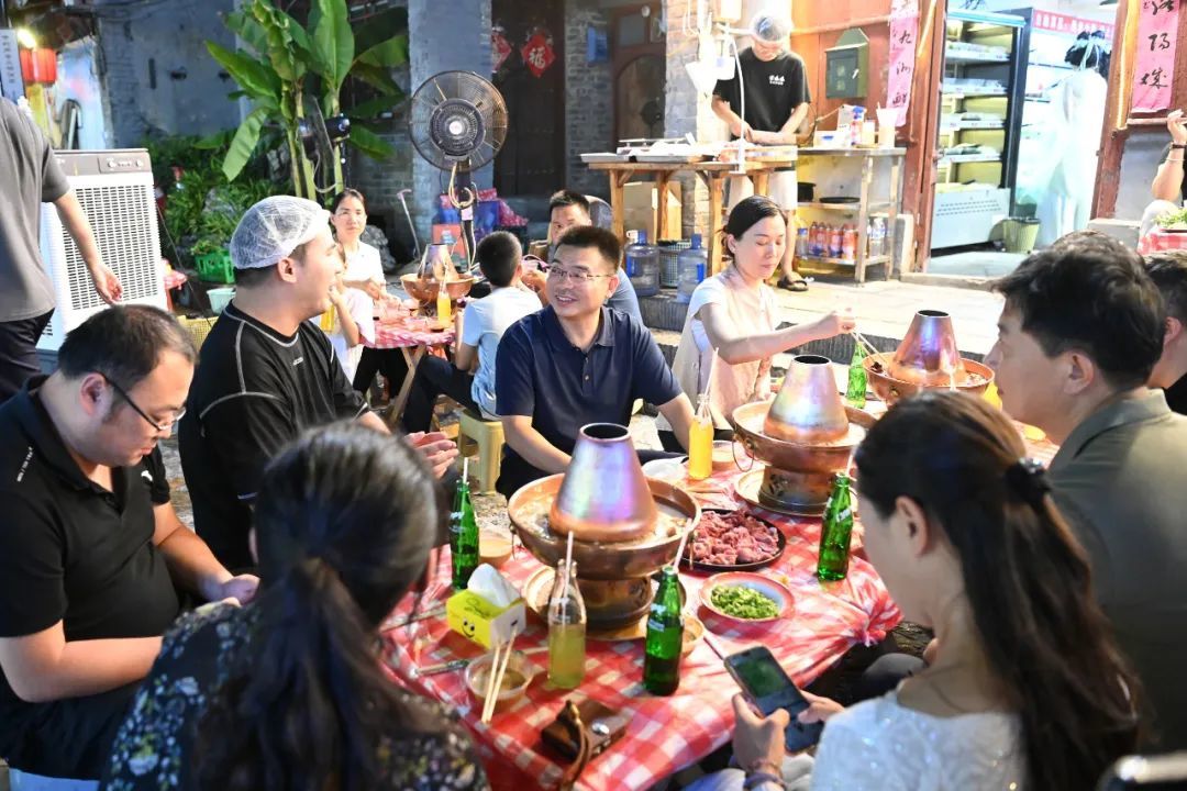 赵书政走进市井火锅店带头消费。精彩老城 图