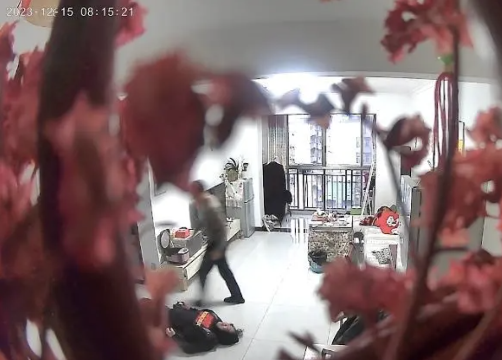 商文娟在家中被打倒在地。(图/受访者提供)