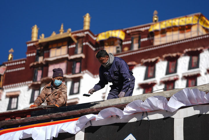 布达拉宫管理处维修科工作人员在粉刷墙体（2024年12月4日摄）。新华社记者 晋美多吉 摄