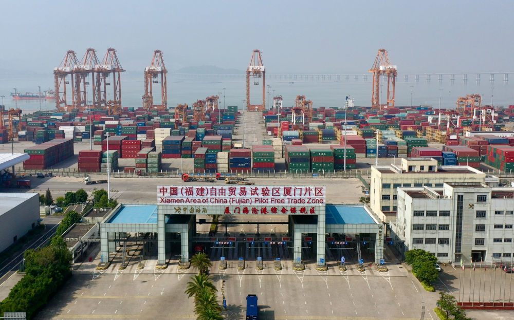 这是2024年10月15日拍摄的中国（福建）自由贸易试验区厦门片区集装箱码头（无人机照片）。新华社记者 姜克红 摄