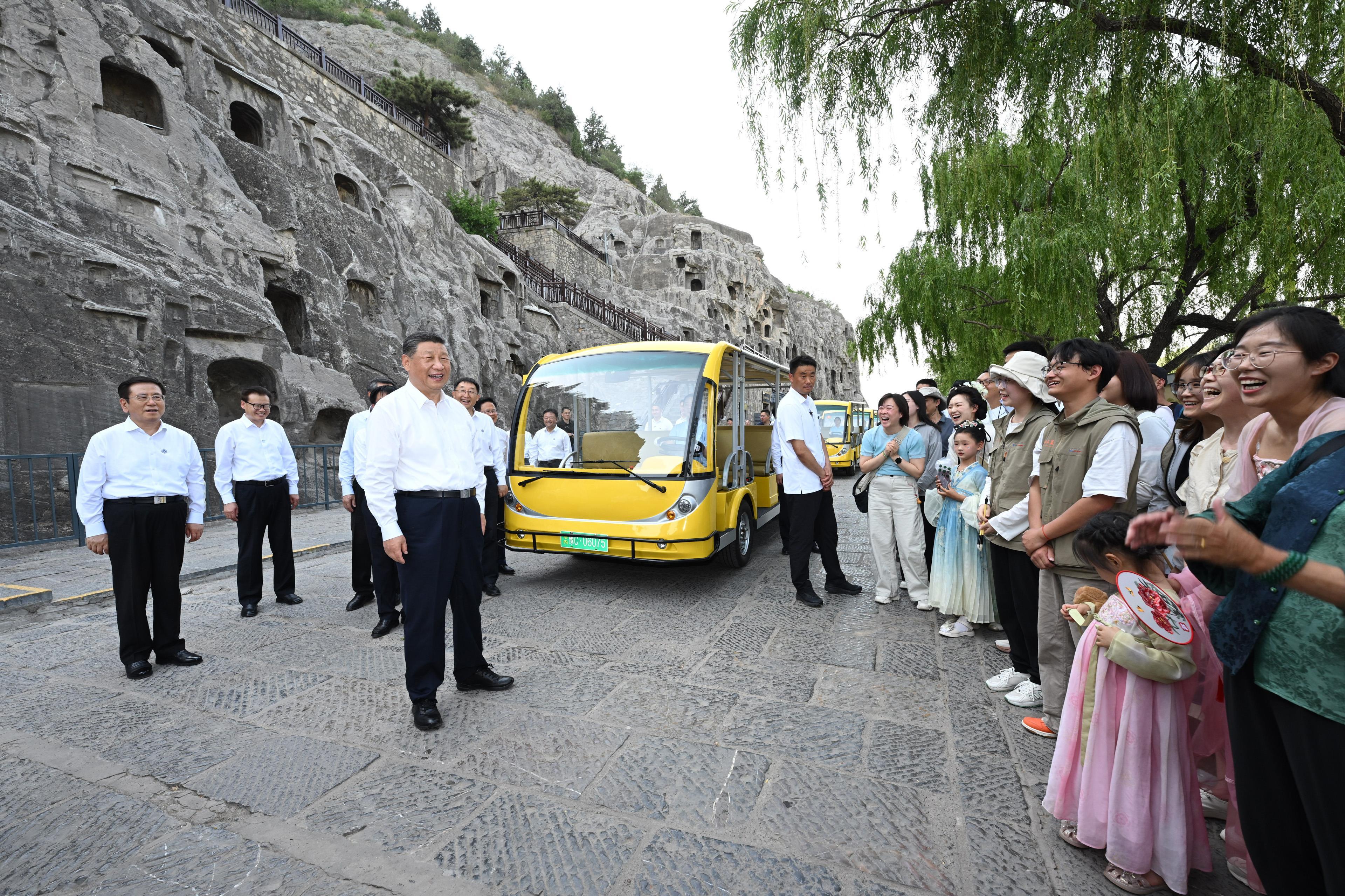 △2025年5月19日，习近平总书记在洛阳龙门石窟考察时，同游客亲切交流。