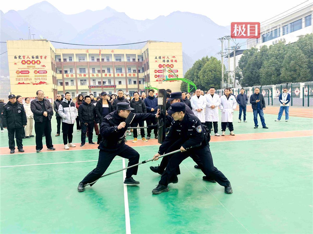 图1:校园反恐防暴应急演练.jpg