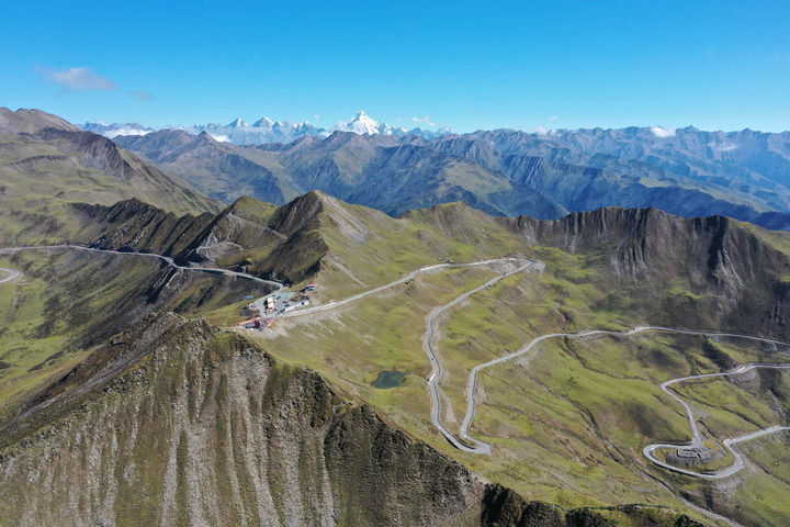 2025年9月24日拍摄的四川夹金山垭口（无人机照片）。新华社记者 胥冰洁 摄