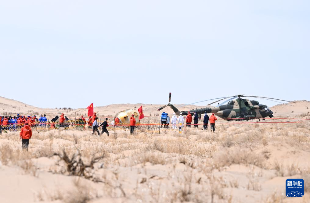 4月30日，神舟十九号载人飞船返回舱在东风着陆场成功着陆，航天员蔡旭哲、宋令东、王浩泽身体状态良好，神舟十九号载人飞行任务取得圆满成功。 新华社记者 贝赫 摄