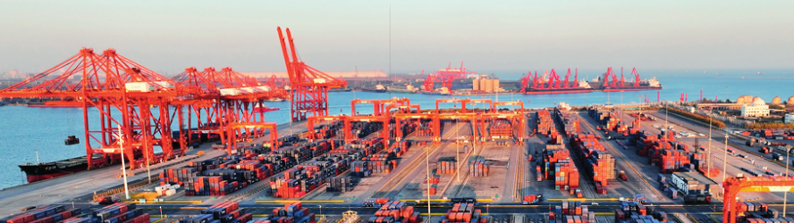 唐山港京唐港区集装箱码头堆场（2024 年 11 月 5 日摄）杨世尧摄 / 本刊