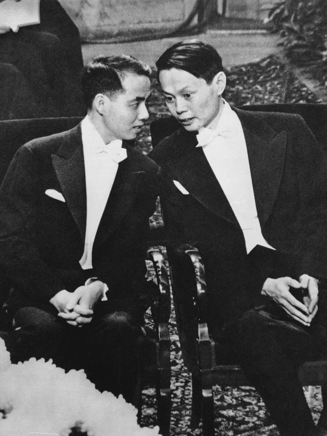 1957年,李政道(左一)与杨振宁(左二)