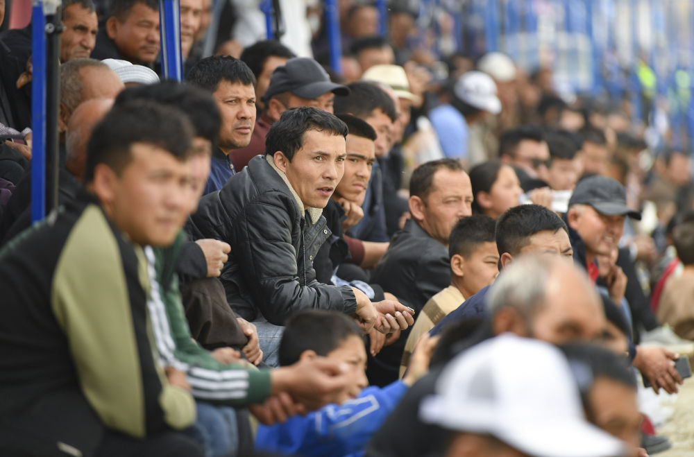 4月13日，人们在新疆于田县先拜巴扎镇农牧民运动场观看叼羊比赛。新华社记者 胡虎虎 摄