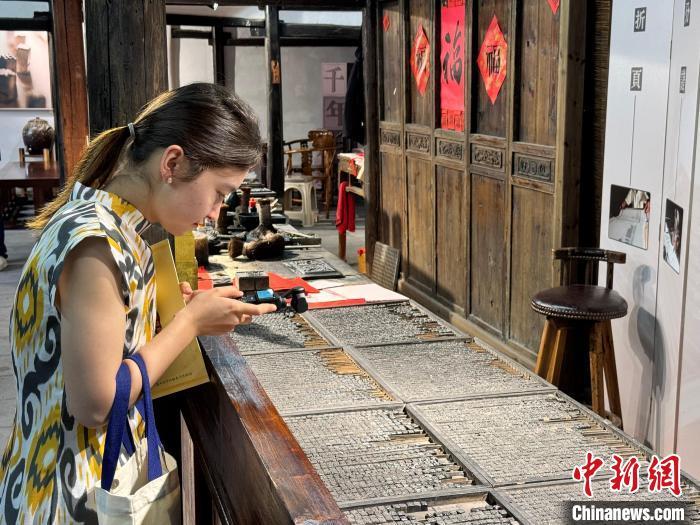 中外青年探访中国印刷术“活化石” 一刻一印感受文化魅力_凤凰网
