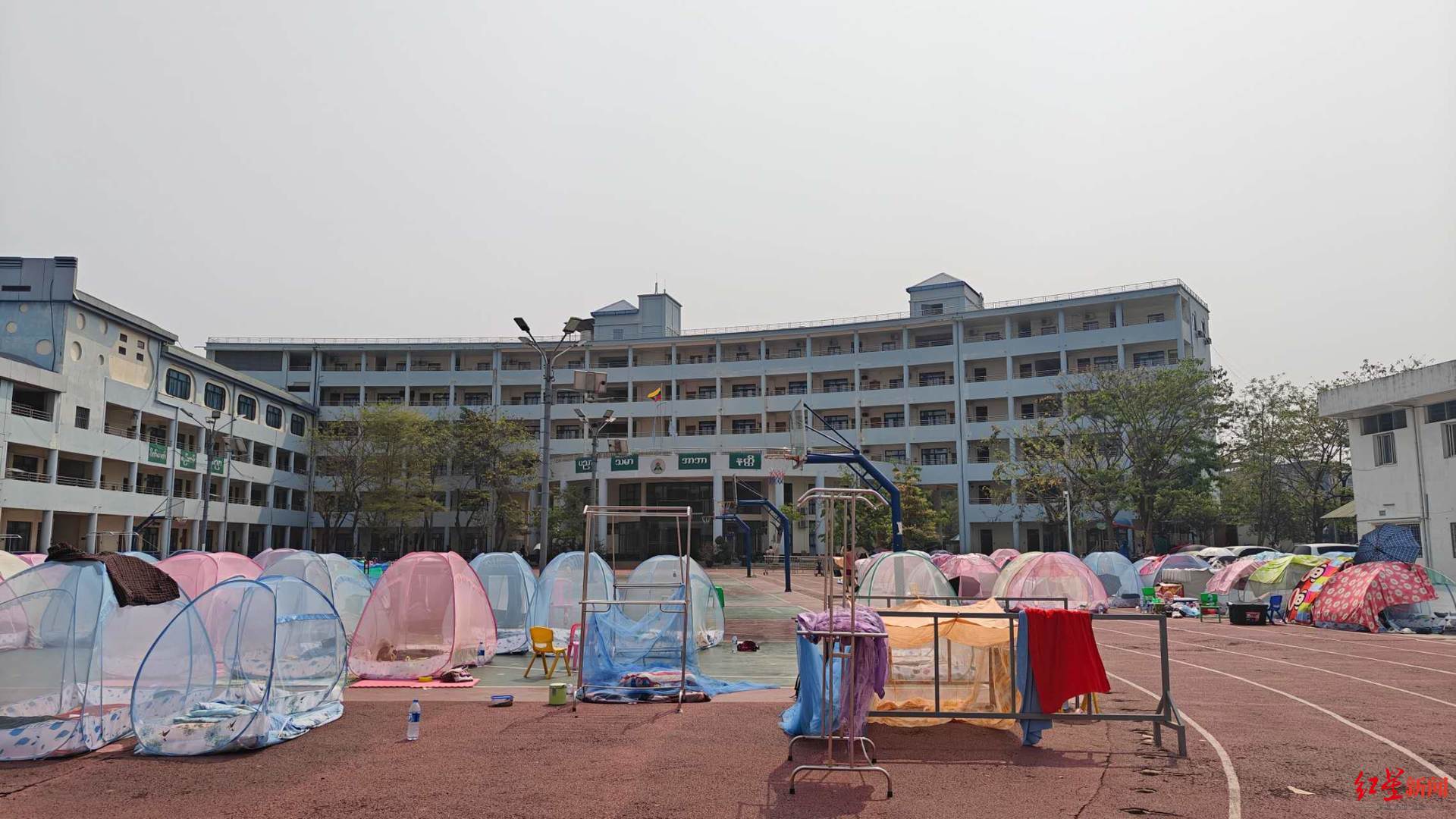 ▲为应对余震,数百名在校师生在操场空地上度过了首夜 受访者供图
