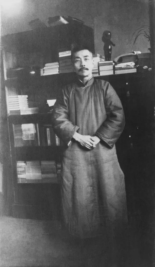 1928年3月16日鲁迅在景云里寓所拍摄的照片,他手里夹着香烟