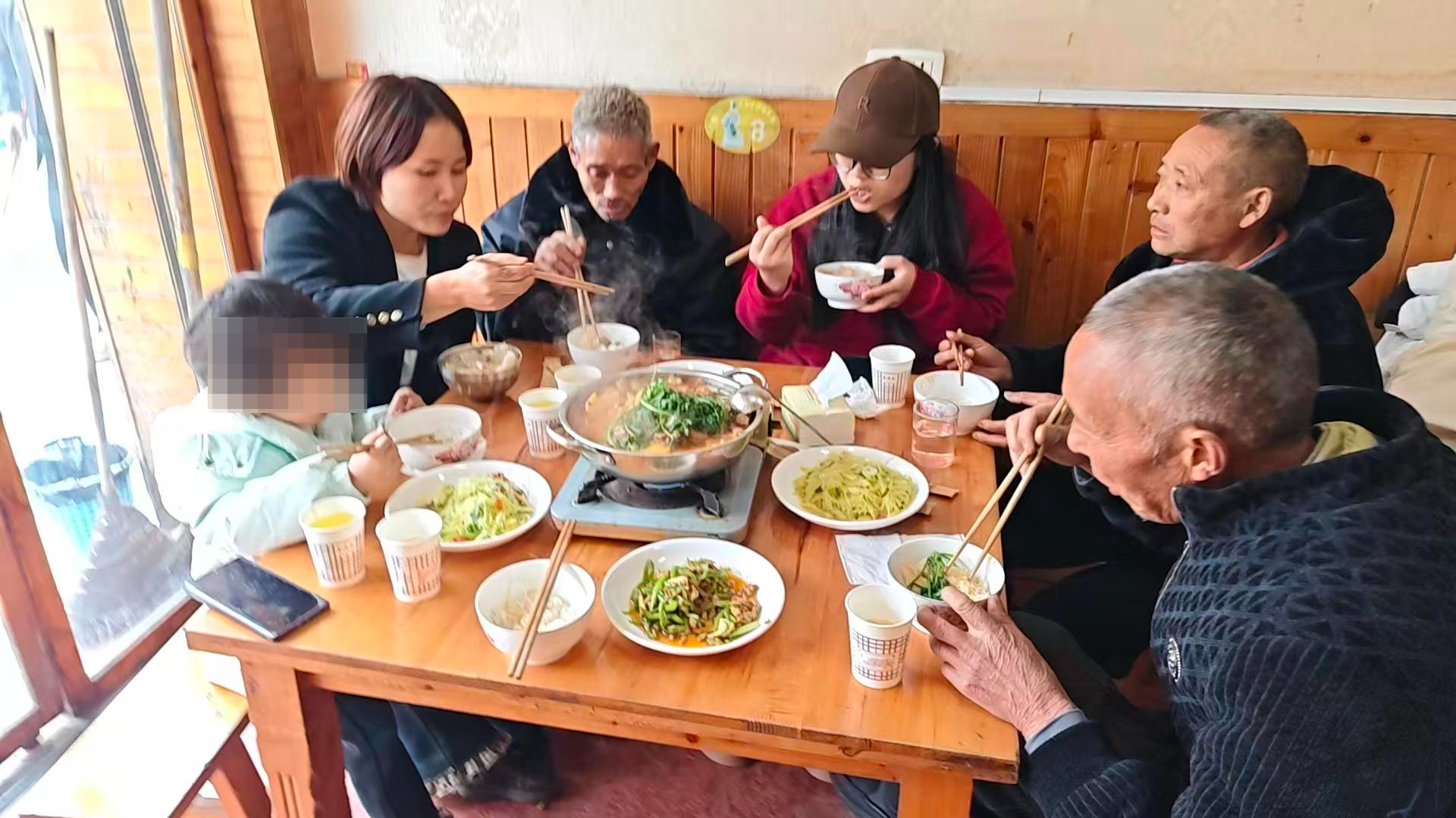 ▲金俊带着孩子和父亲等人一起吃饭 受访者供图