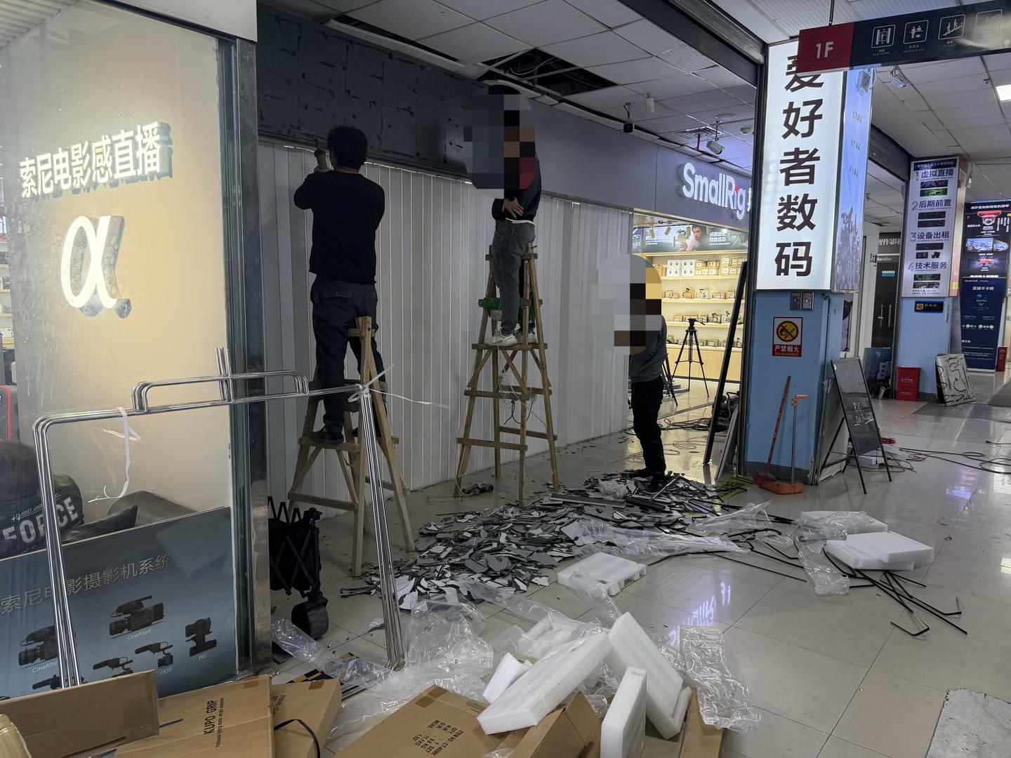 ▲张先生店铺门头被拆除