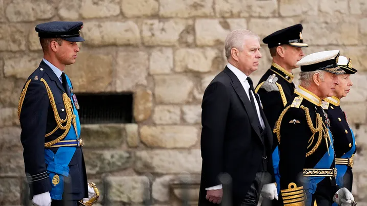 据英国王室专家和多家外媒报道,英国王位继承人威廉王子(左)希望将名誉扫地的叔叔安德鲁逐出王室。(美国福克斯新闻网)