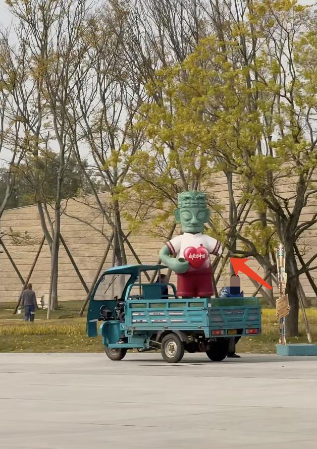 断臂雕塑被运走。视频截图