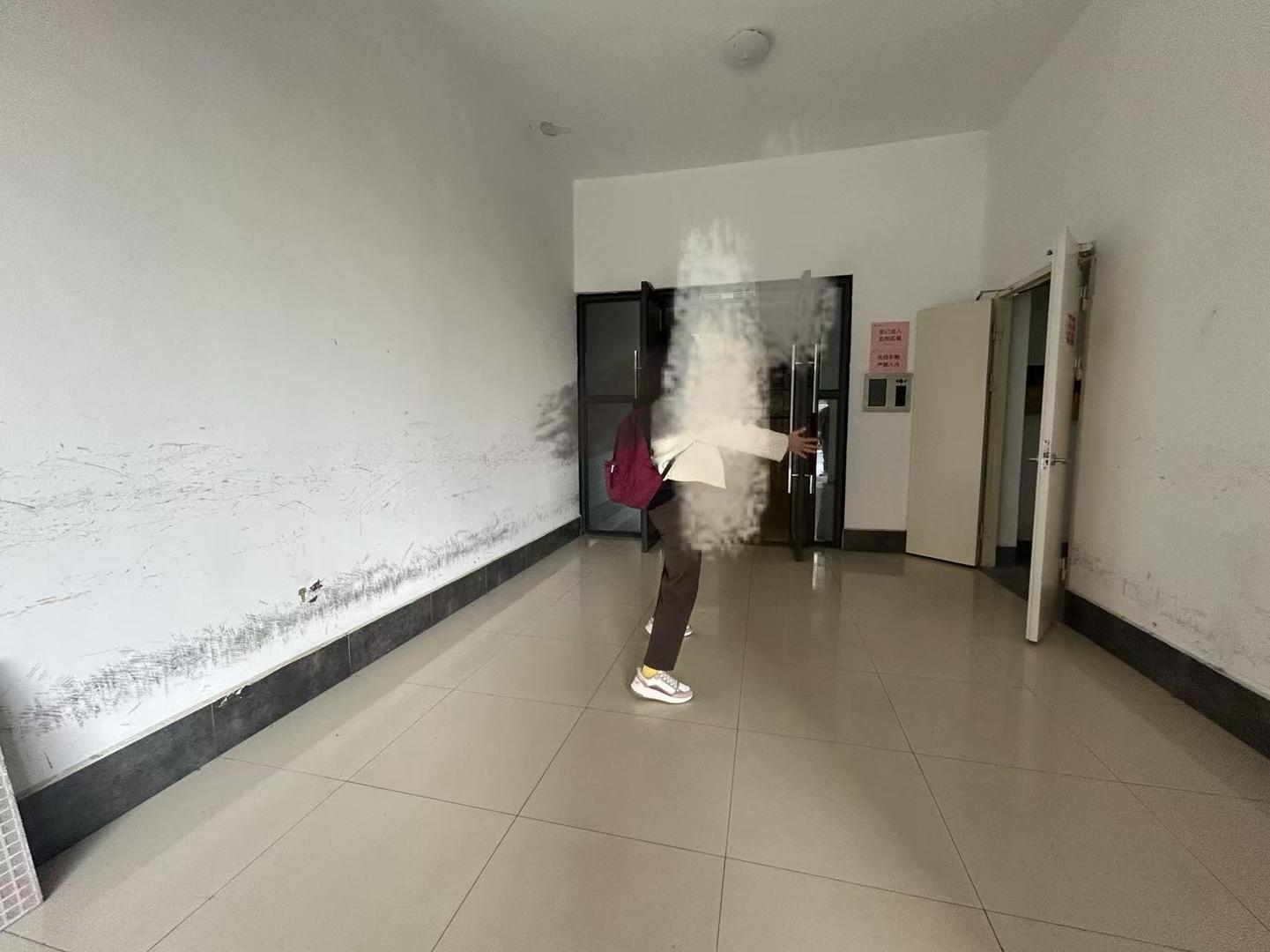 ▲事发的单元楼入户大厅