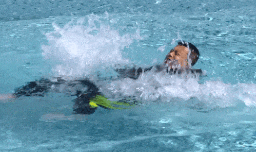 不慎落水羽绒服能保命吗！消防部门实测：厚款可漂浮 但勿当救生衣