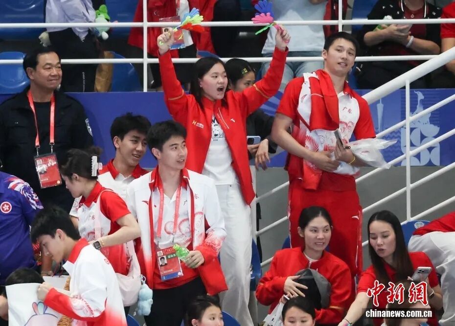 陈芋汐夺金时,全红婵在看台席为她庆祝。中新社记者 陈楚红 摄