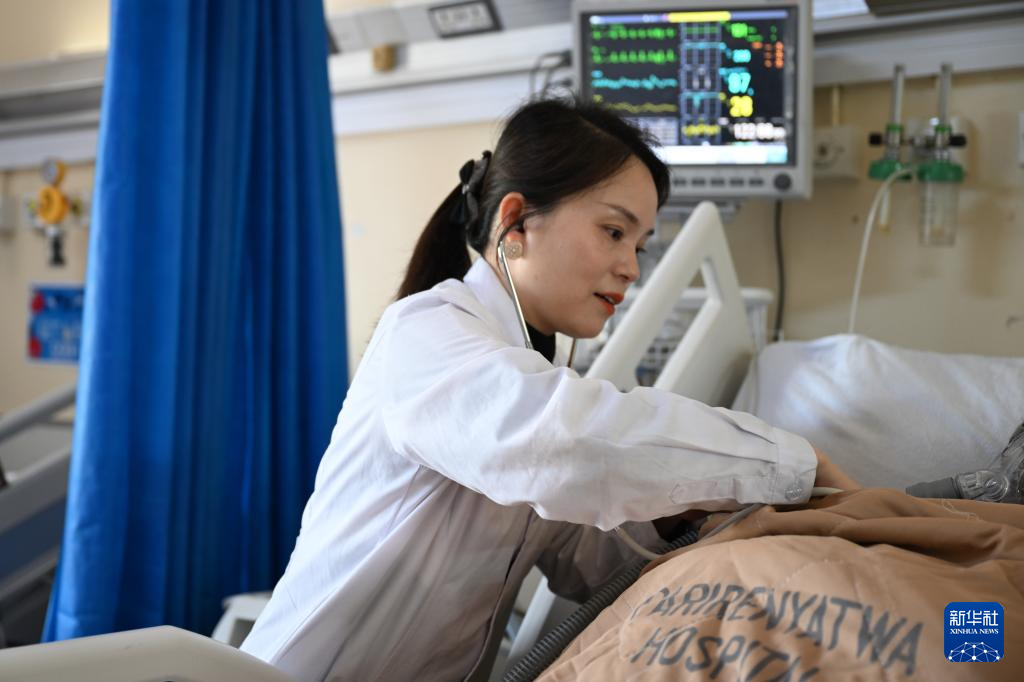 6月10日，在位于津巴布韦首都哈拉雷的帕里雷尼亚图瓦医院，第22批中国援津医疗队队员为病人检查身体。新华社记者 许正 摄