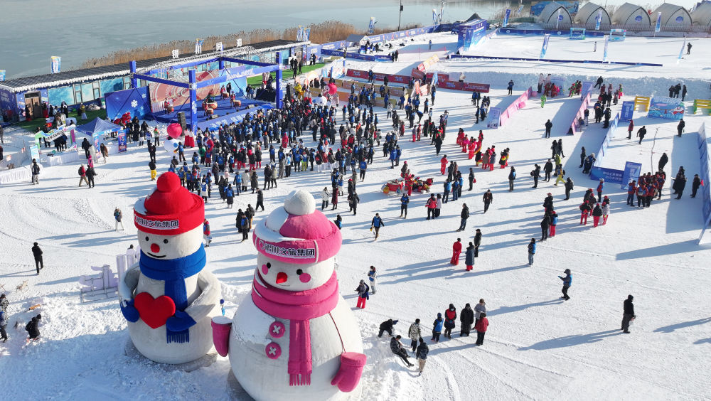 12月27日，游客在银川阅海滑雪场体验冰雪运动。当日，第十二届全国大众冰雪季宁夏分会场系列活动在银川阅海滑雪场启幕。新华社发（李靖 摄）