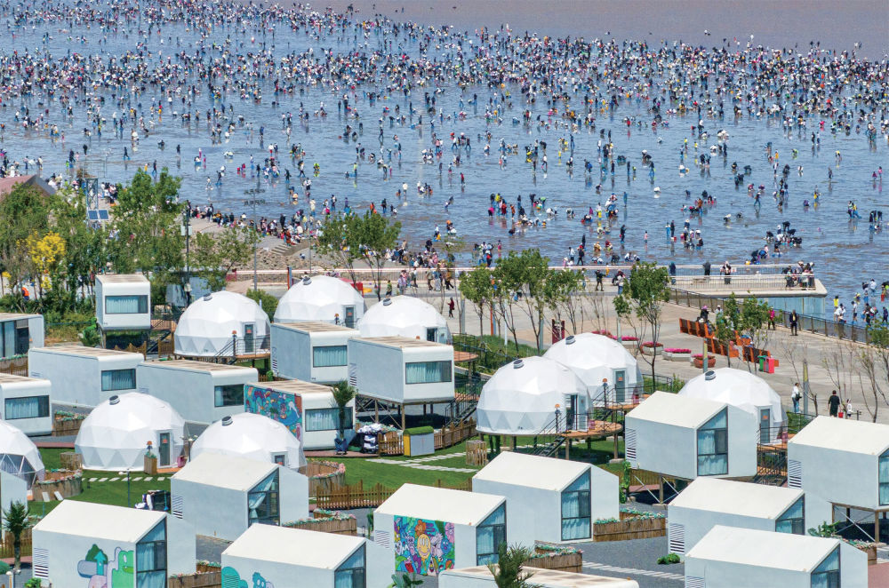 2025年5月3日，游人在天津市滨海新区东疆亲海公园赶海