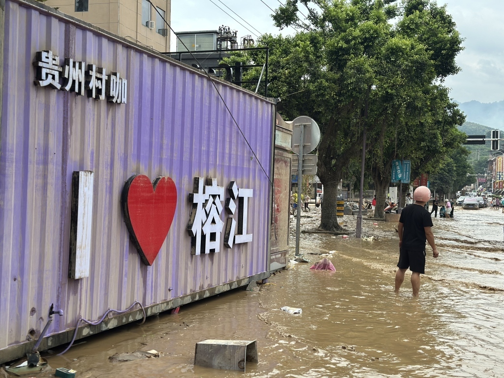 “村超”球场对面的马路