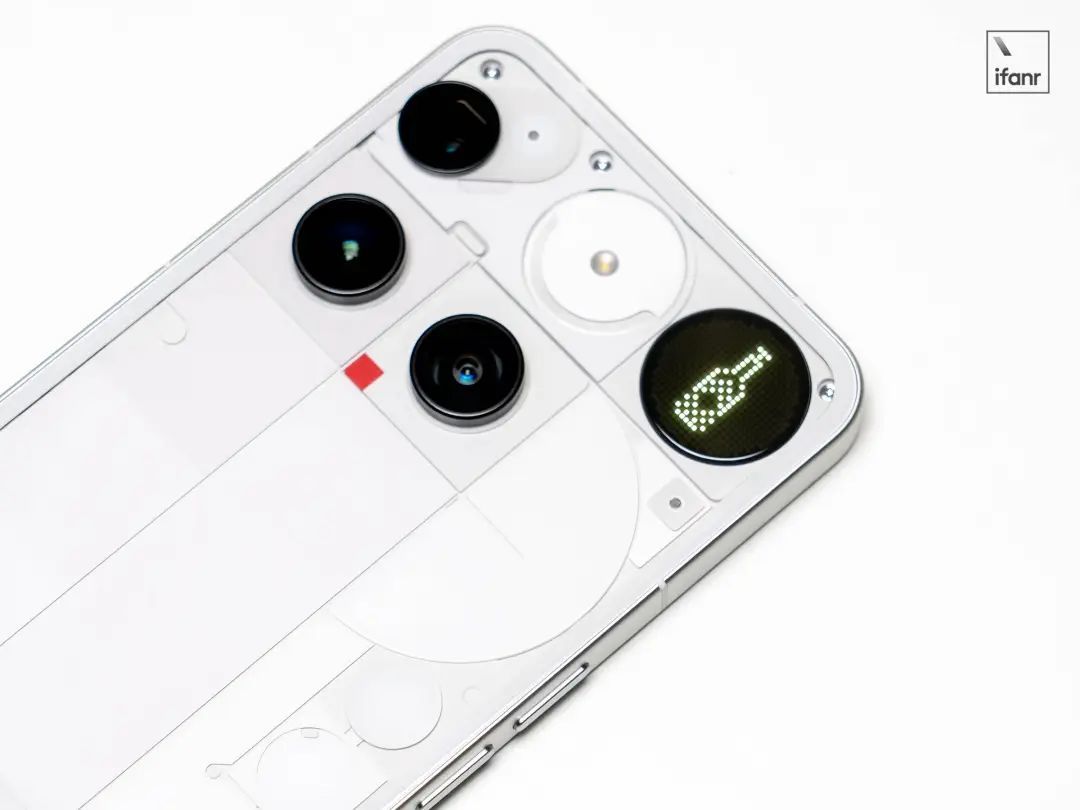 Nothing Phone (3) 新品画报:手机卖 6000,设计值 4000