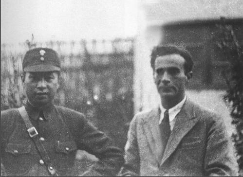 1938年，新四军军长叶挺（左）与美国著名记者埃德加·斯诺在武汉合影。