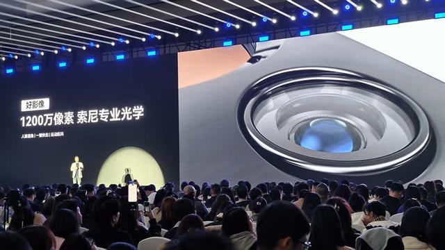 1500万次使用!日均佩戴8小时,同比增长800%,AI眼镜迎来“iPhone时刻”