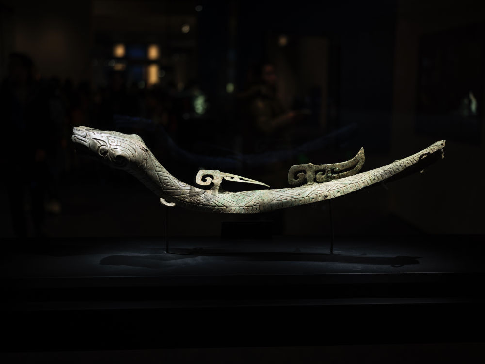 三星堆博物馆展出的商代青铜蛇展品（2025年1月23日摄）。新华社记者 薛晨 摄