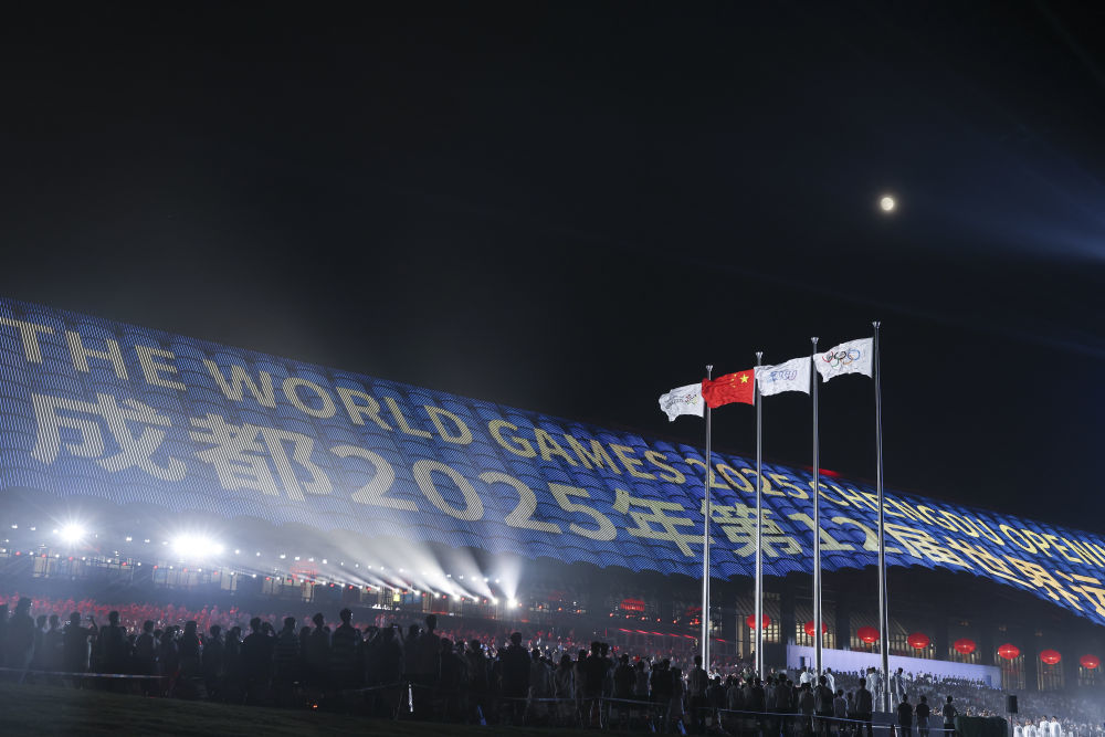 ↑这是开幕式上拍摄的成都世运会组委会会旗、中华人民共和国国旗、国际世界运动会协会会旗、国际奥林匹克委员会会旗（从左至右）。新华社记者 陈斌 摄