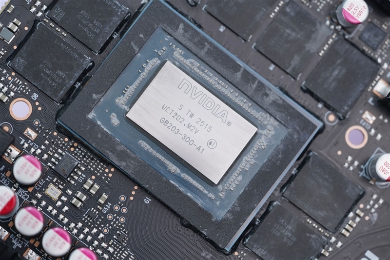 电竞叛客RTX 5070 Ti MAX显卡评测:300W性能释放畅玩4K 隐藏电源线设计海景房绝配