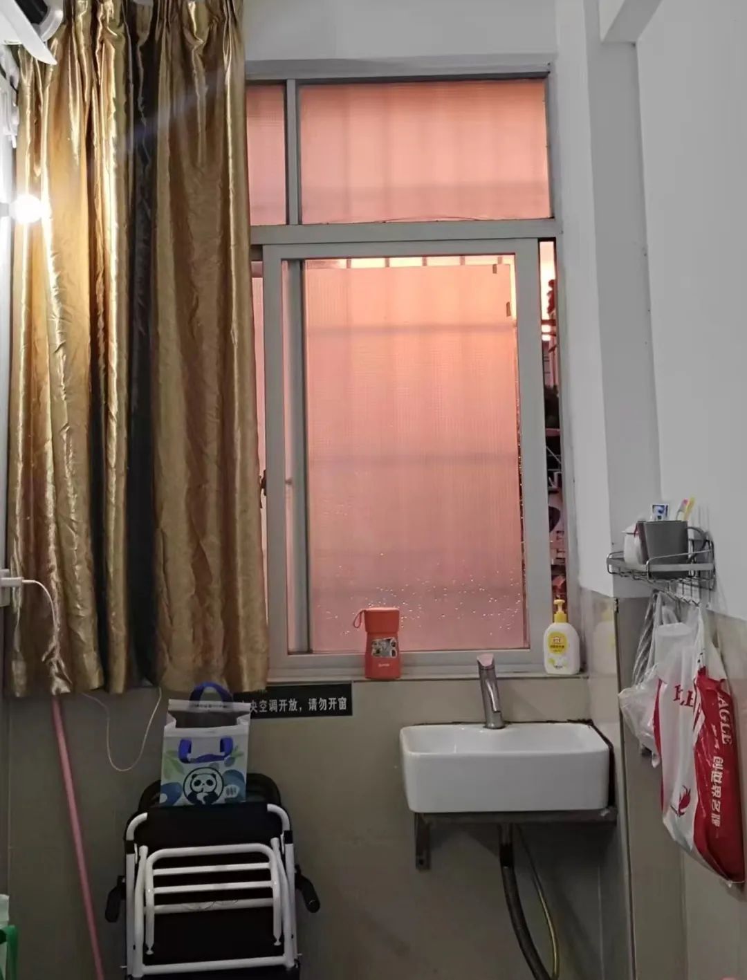 ◎ 李姗在医院陪护妈妈时拍的窗外夕阳