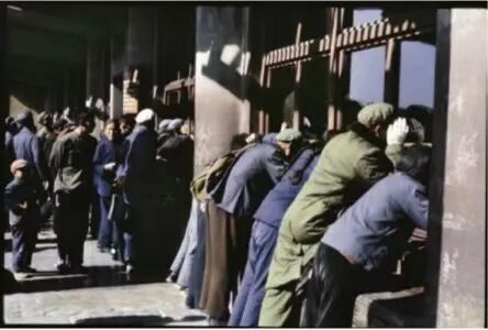 故宫博物院重新对外开放,图为在院内围观的市民。(图/翁乃强)