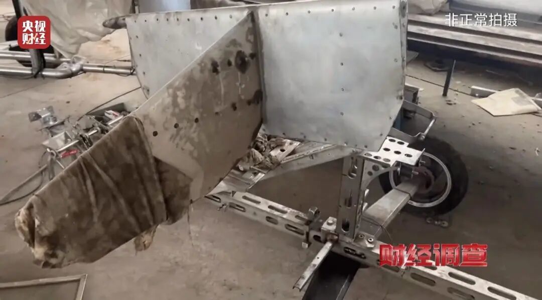 生产车间:面条作坊。央视财经 图