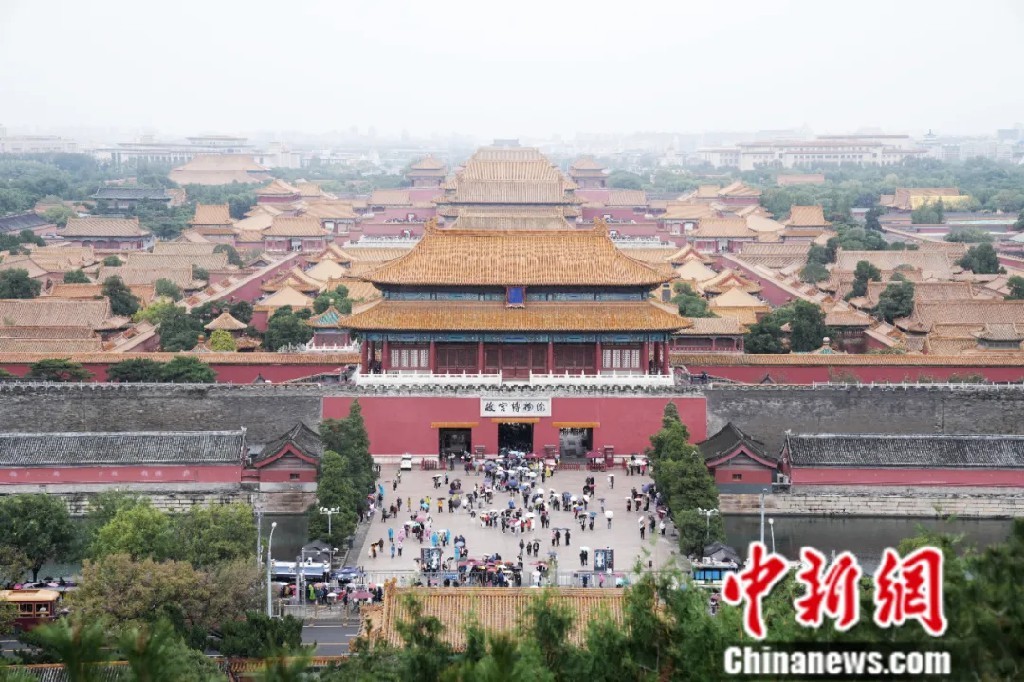 2025年10月10日,北京故宫博物院建院100周年之际,从景山公园俯瞰故宫。中新社记者 张祥毅 摄