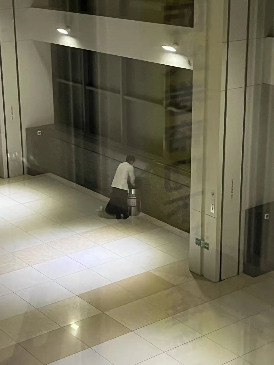 一名保洁员在收拾垃圾