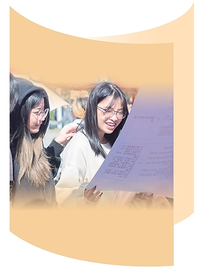 2025全国城市联合招聘高校毕业生秋季专场招聘会在湖南人文科技学院举行。  吴永华摄