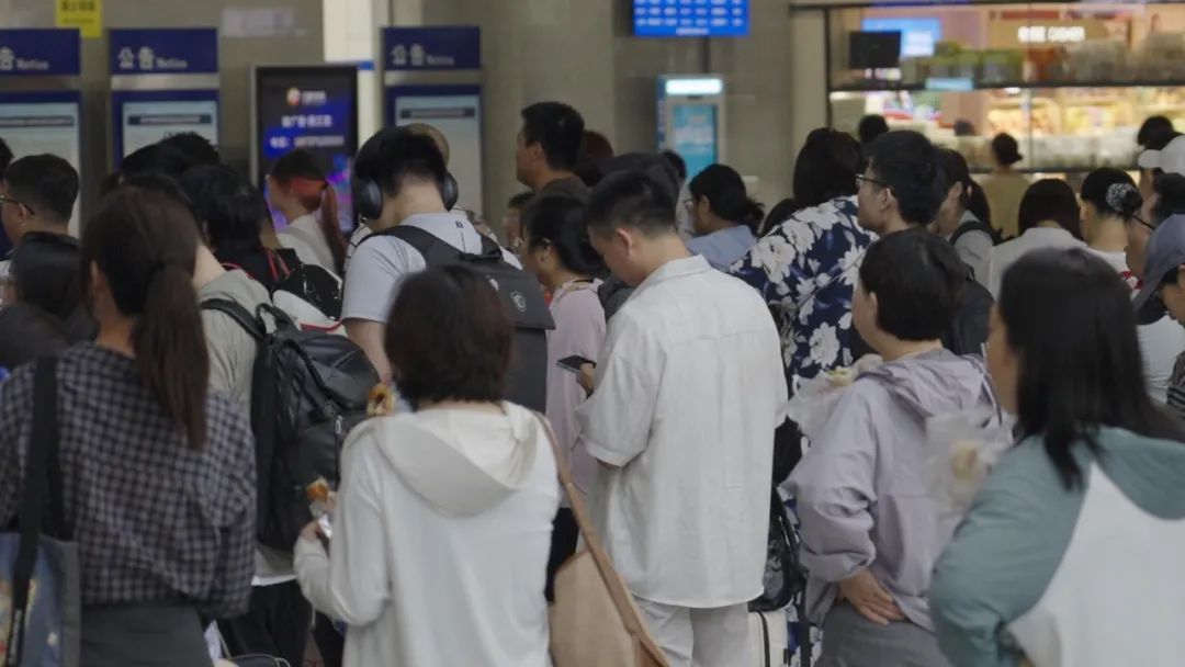 张梦凡在高铁站